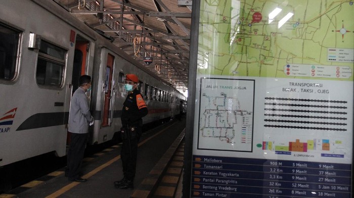 Petugas khusus kereta api berdiri di dekat rangkaian kereta jarak jauh, di Stasiun Lempuyangan, DI Yogyakakarta, Rabu (1/4/2020). PT KAI Daerah Operasi 6 Yogyakarta membatalkan 122 perjalanan kereta jarak jauh dan kereta bandara selama bulan April sebagai upaya mendukung langkah Pemerintah mengatasi penyebaran wabah virus Corona (COVID-19). ANTARA FOTO/Hendra Nurdiyansyah.