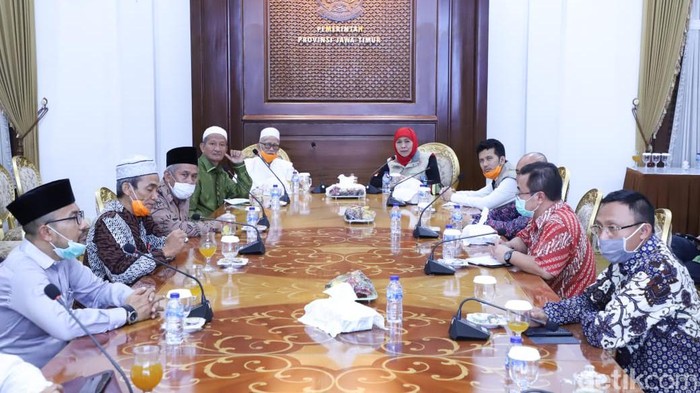 Ketua PWNU Jawa Timur Marzuki Mustamar meminta pemerintah tidak terlalu paranoid terkait wabah corona. Menurutnya, pemerintah sudah tepat tidak mengambil kebijakan lockdown.