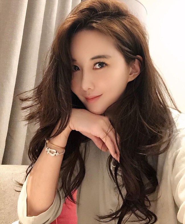 Awalnya pemain serial Missing You tersebut masih membela opininya dengan alasan kebebasan berpendapat. Aku akan hidup selagi mengambil keuntungan dari hak asasiku. Ini hidupku. Masa-masa ini mungkin lebih sulit dari IMF tapi aku akan bekerja lebih keras jadi aku bisa bertahan, tulisnya untuk para netizen. Foto: Instagram @roseinlove5