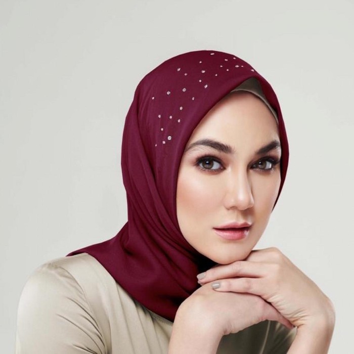 Bikin Pangling Luna Maya Jadi Model Hijab Berhias Swarovski