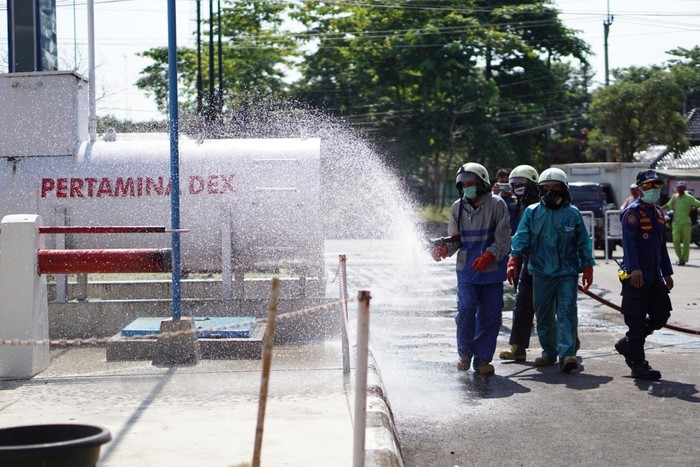 Penyemprotan disinfektan di SPBU
