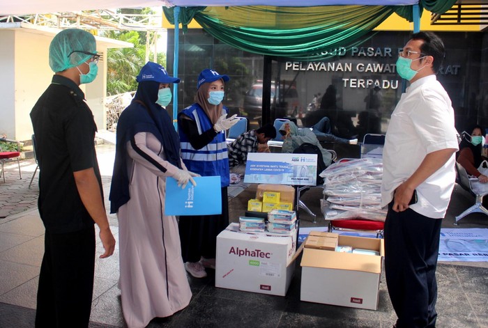 Bantuan APD untuk Tenaga Medis Perwakilan dari Human Initiative secara simbolis menyampaikan bantuan Alat Pelindung Diri (APD) dan Multivitamin kepada Rumah Sakit Umum Daerah (RSUD) Pasar Rebo dan RSUD Pasar Minggu, di Jakarta, Rabu (1/4/2020). PT ABM Investama Tbk menggandeng lembaga nirlaba PKPU Human Initiative untuk mendistribusikan APD berupa setelan lengkap pakaian hazmat, sarung tangan medis, masker, dan hand sanitizer serta multivitamin ke sejumlah rumah sakit rujukan Covid-19 di Jakarta dan Aceh sebagai dukungan kepada tenaga medis yang menjadi ujung tombak melawan penyebaran pandemi COVID-19.