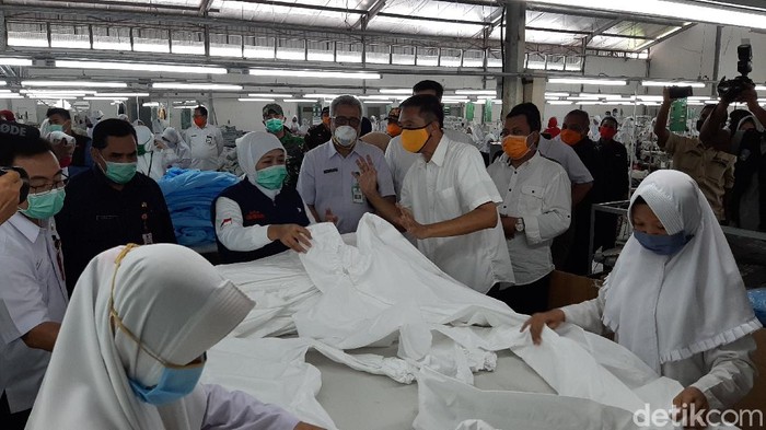 gubernur khofifah kunjungi pabrik produsen hazmat