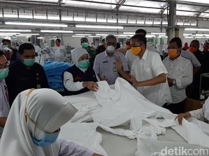 Kunjungi Pabrik Produksi Hazmat di Kota Probolinggo, Khofifah Minta Kuota