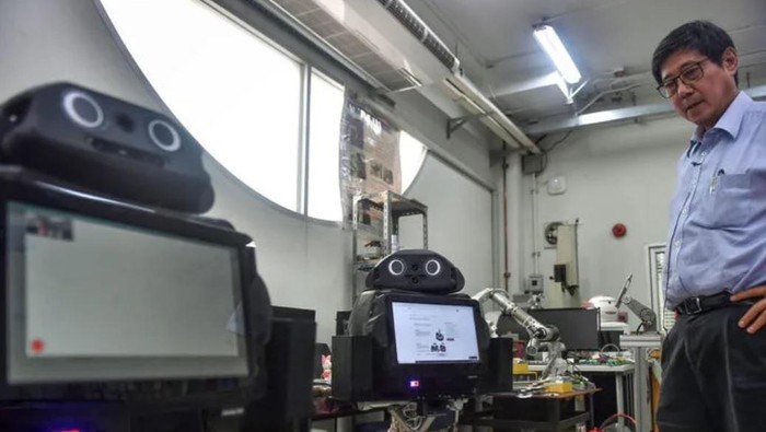 Robot di Thailand bantu dokter untuk merawat pasien positif virus corona.