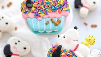 Food artist Katrina juga membuat bentuk Snoopy yang sedang terbaring di atas cupcake untuk macaronnya. Ia mengaku senang mendekor macaron dengan bentuk yang lucu seperti ini. Foto: Instagram @sugardevotion