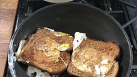 Niatnya mau sarapan dengan roti telur yang enak dan creamy. Tapi @bhaist justru malah membuat menu sarapannya terlihat seperti makanan sisa. Foto: Istimewa