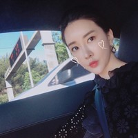 Aku hanya melakukan caraku. Aku tidak tahu pendapat politik bisa sangat sensitif dan seberapa banyak kebencian yang aku dapatkan karenanya. Aku muak dengan ini. Dan mereka yang bertanya apakah aku berdonasi. Aku sudah melakukannya sebisaku, tulis Jang Min In Ae lagi. Foto: Instagram @roseinlove5