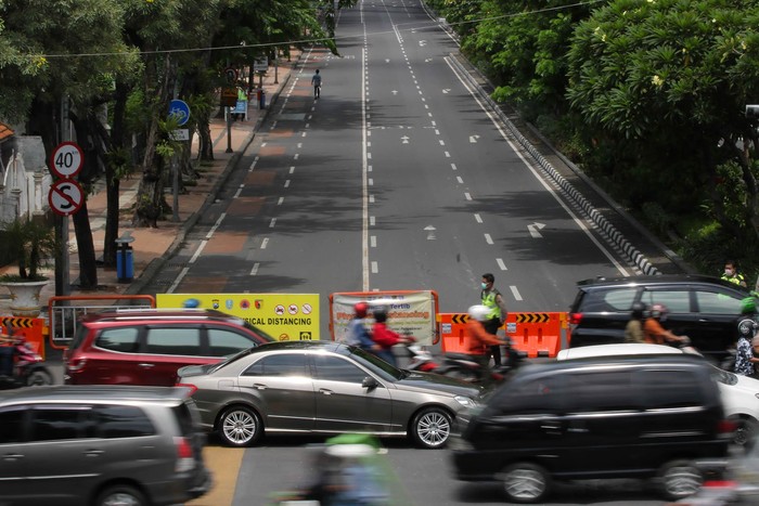 PENUTUPAN JALAN CEGAH PENYEBARAN COVID-19 Polisi berjaga saat pemberlakuan kawasan tertib 'physical distancing' di Jalan Tunjungan, Surabaya, Jawa Timur, Rabu (1/4/2020). Pihak kepolisian setempat memberlakukan kawasan tertib 'physical distancing' atau jaga jarak secara fisik di Jalan Tunjungan dan Jalan Raya Darmo setiap hari di jam tertentu mulai 1-15 April 2020 untuk mencegah penyebaran Virus Corona (COVID-19). ANTARA FOTO/Didik Suhartono/foc.