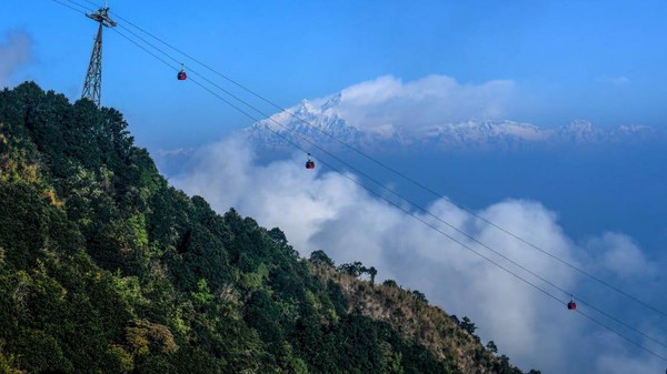 Di tepi barat daya Lembah Kathmandu, kereta gantung Chandragiri mengangkut hingga 1.000 penumpang per jam di atas Bukit Chandragiri, Nepal (Prakash Mathema/AFP/Getty Images/CNN) Di tepi barat daya Lembah Kathmandu, kereta gantung Chandragiri mengangkut hingga 1.000 penumpang per jam di atas Bukit Chandragiri, Nepal (Prakash Mathema/AFP/Getty Images/CNN)