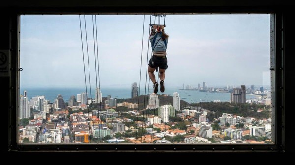 Seseorang mencoba flying fox yang membentang dari lantai 55 menara observasi di Park Beach Resort, Pattaya, Thailand (Mladen Antonov/AFP/Getty Images/CNN) Seseorang mencoba flying fox yang membentang dari lantai 55 menara observasi di Park Beach Resort, Pattaya, Thailand (Mladen Antonov/AFP/Getty Images/CNN)