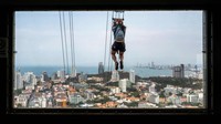 Seseorang mencoba flying fox yang membentang dari lantai 55 menara observasi di Park Beach Resort, Pattaya, Thailand (Mladen Antonov/AFP/Getty Images/CNN)