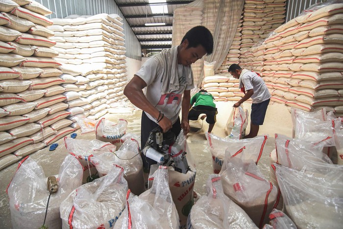 BULOG PASTIKAN STOK BERAS AMAN Pekerja mengangkut beras di Pasar Induk Beras Cipinang, Jakarta, Selasa (31/3/2020). Perum Bulog pastikan stok beras mencukupi untuk mengatasi kebutuhan lonjakan pangan dalam kondisi tidak terduga, sekaligus dalam menyambut Ramadan dan Idul Fitri. ANTARA FOTO/Indrianto Eko Suwarso/nz