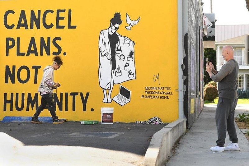 Ragam upaya dilakukan warga di berbagai negara untuk sebarkan kepedulian cegah penyebaran Corona. Salah satunya lewatkarya seni seperti mural. Berikut potretnya