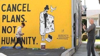 Lewat mural-mural tersebut para seniman jalanan di berbagai negara dunia mensosialisasikan sejumlah langkah pencegahan penyebaran virus Corona, seperti halnya mural yang dibuat oleh Corie Mattie di Los Angeles, AS, ini yang mengimbau masyarakat untuk mengurangi aktivitas di luar rumah guna memutus rantai penyebaran COVID-19. Istimewa/Dok. Boredpanda.