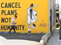 Deretan Mural Ini Ajak Warga Dunia Bersatu Lawan Corona