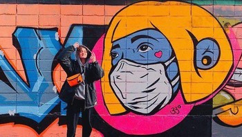 Sejumlah seniman di berbagai negara di dunia, membuat karya seni berupa mural untuk mengajak masyarakat lebih peduli dan menjaga kesehatan diri sendiri serta orang lain agar terhindar dari infeksi virus Corona. Istimewa/Dok. Boredpanda.