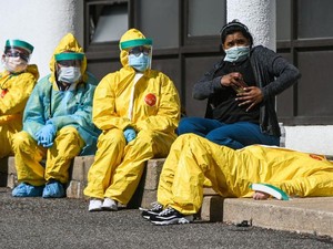 Mengapa Begitu Banyak Pekerja Medis Terkena Virus Corona?
