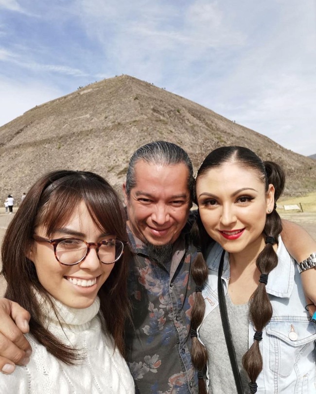 Hubungan kami seperti pasangan lain, hubungan yang saling mendukung, memahami dan mencintai satu sama lain, dengan perbedaan sederhana yakni istriku menerimanya. Begitu juga di mana ada cinta dan pengertian antara mereka (Lucy dan Melin) selama mereka memiliki banyak rasa hormat, ucap Rodrigo, seperti dikutip The Sun. Foto: Instagram