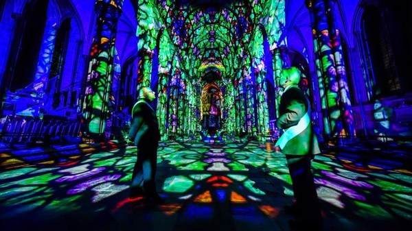 Katedral Salisbury Inggris sangat memesona saat ada instalasi seni cahaya dan suara berjudul Sarum Lights untuk menandai ulang tahunnya ke-800 di tahun 2020 (Ben Birchall/PA Images/Getty Images/CNN) Katedral Salisbury Inggris sangat memesona saat ada instalasi seni cahaya dan suara berjudul Sarum Lights untuk menandai ulang tahunnya ke-800 di tahun 2020 (Ben Birchall/PA Images/Getty Images/CNN)
