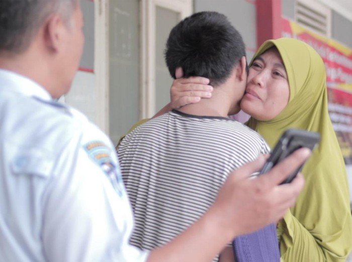 Kanwil Kemenkumham Jatim bakal membebaskan 527 narapidana dewasa dan anak melalui asimilasi dan integrasi. Itu dilakukan untuk mencegah penyebaran virus corona di lapas se-Jatim yang rata-rata over capacity.