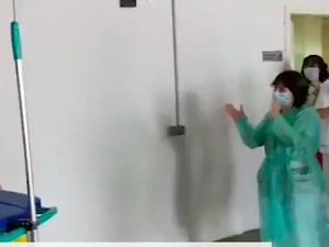 Mengharukan! Petugas Kebersihan RS Dapat Apresiasi dari Paramedis