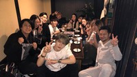 Momen kuliner Kim Jae Joon tambah seru ketika dilakukan bersama dengan teman-temannya seperti pada foto ini. Tak ingin melewatkan momen kebersamaan itu, ia pun mengabadikan ketika berada di meja makan sebuah restoran. Foto: Instagram @jj_1986_jj