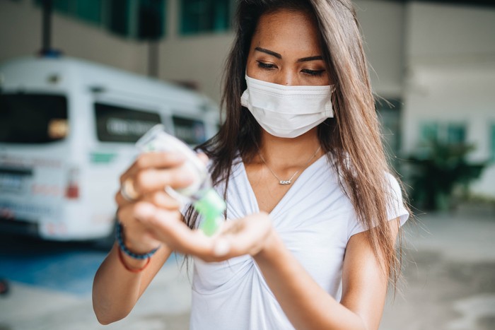 ilustrasi wanita pakai masker Young woman wearing face mask because of air pollution in the city