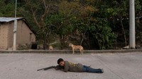 Mereka harus melakukan ini untuk mempersiapkan diri membela keluarga, saudara mereka, dan membela desa. (Alexandre Meneghini/Reuters)