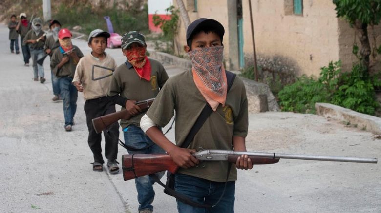 anak-anak memegang senjata di meksiko anak-anak memegang senjata di meksiko