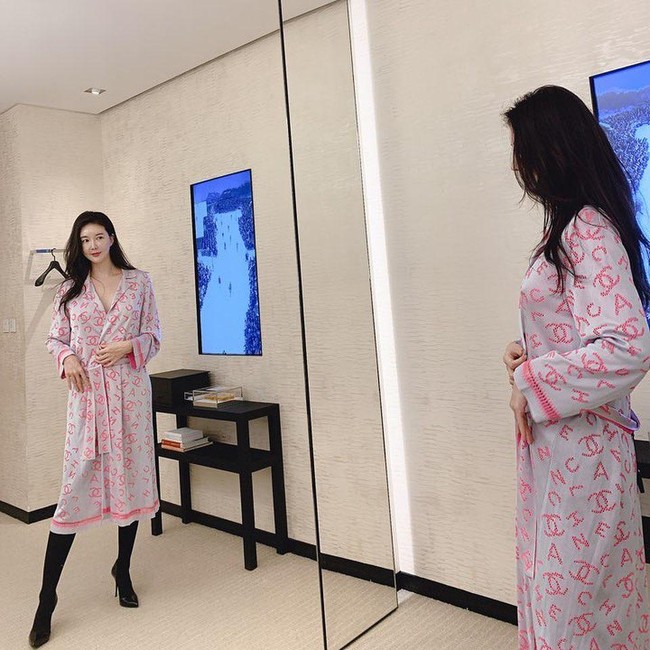 Mendapat kecaman dari para netizen, Jang Min In Ae kembali mengunggah pernyataan. Ia pun mengaku tidak mengerti mereka pemerintah memberi dukungan finansial dari pajak masyarakat. In Ae bahkan memprediksi jika pajak akan naik lagi karena kebijakan baru Presiden Moon Jae In itu. Foto: Instagram @roseinlove5