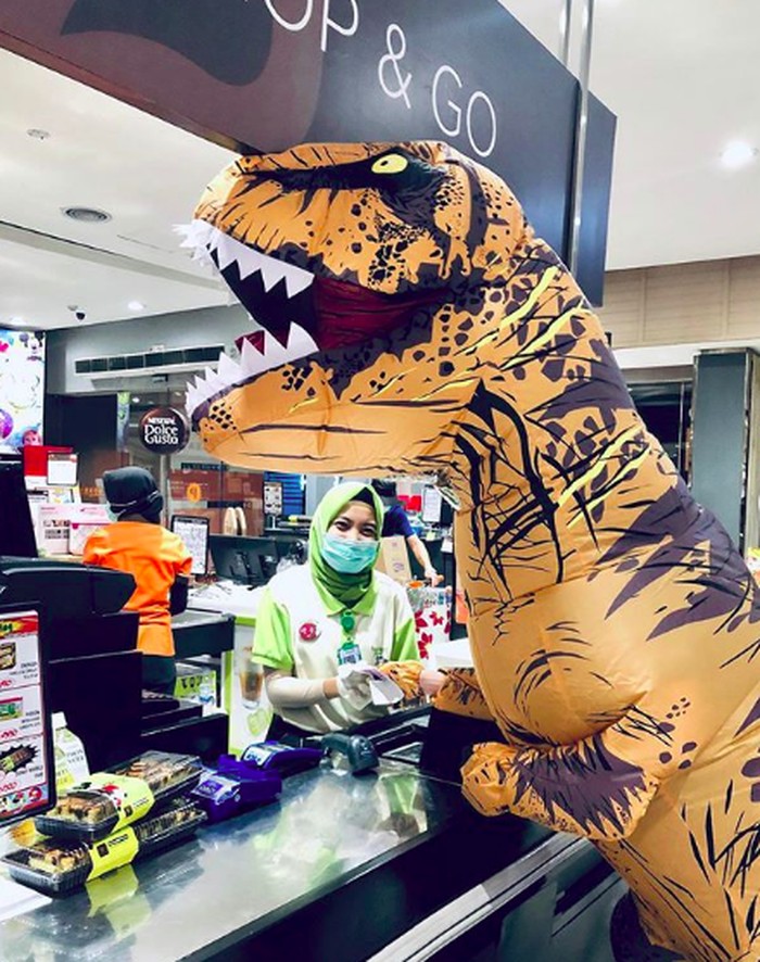 kostum trex berbelanja