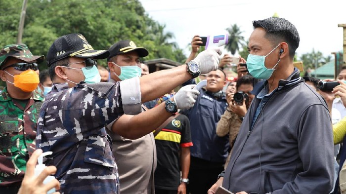 Bupati dan Kapolres saat melakukan penyemprotan kendaraan melintas di Musi Banyuasin