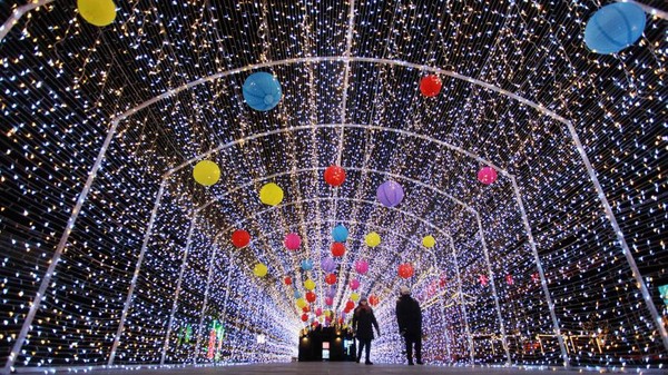 Pejalan kaki menikmati cahaya warna-warni dari lentera di Kota Yangzhou di Provinsi Jiangsu, China pada 5 Februari (Costfoto / Barcroft Media/Getty Images/CNN) Pejalan kaki menikmati cahaya warna-warni dari lentera di Kota Yangzhou di Provinsi Jiangsu, China pada 5 Februari (Costfoto / Barcroft Media/Getty Images/CNN)