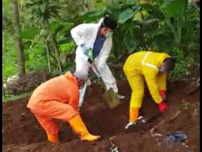 Bupati Banyumas gali makam jenazah pasien Corona yang viral ditolak warga, Rabu (1/4/2020).