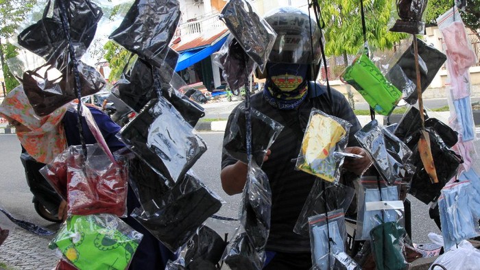 Pengrajin menyelesaikan pembuatan masker kain di Cilangkap, Jakarta Timur, Rabu (1/4/2020). Produksi masker dengan menggunakan bahan kain katun tersebut dijual seharga Rp5.000- Rp15.000 per buah dan menjadi alternatif di tengah kelangkaan dan kenaikan harga masker medis. ANTARA FOTO/Yulius Satria Wijaya/foc.