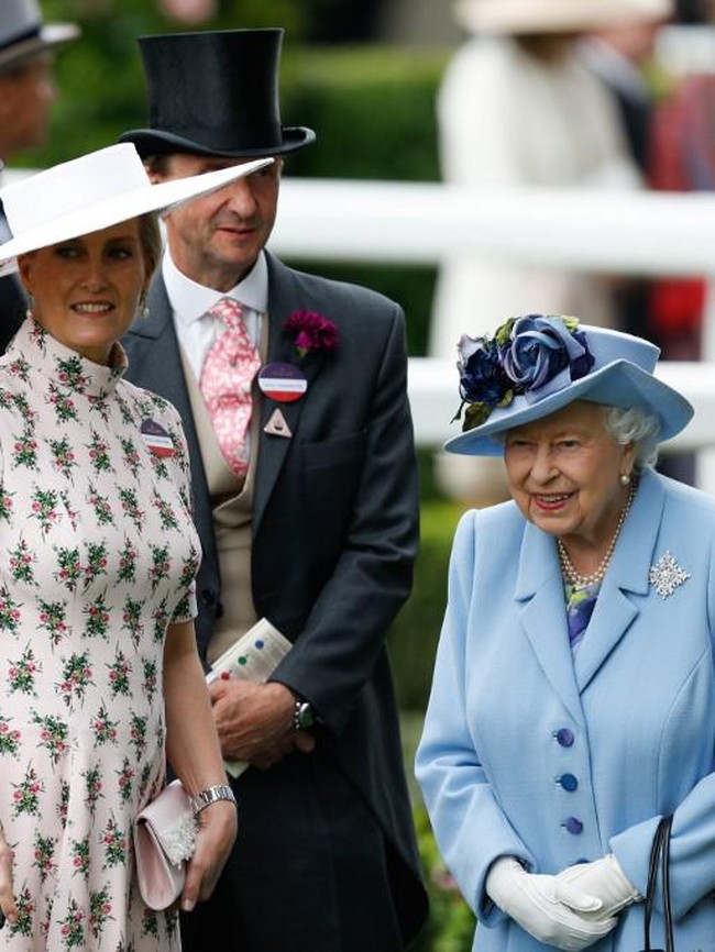 Meski begitu hubungannya dengan sang mertua sangat baik. Disebut-sebut, wanita 55 tahun itu bahkan menantu kesayangan Ratu Elizabeth. Foto: AFP