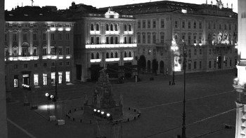 Alun-alun terbesar di Kota Trieste yang menghadap ke laut Eropa juga sepi. Foto: Milan Radisics via behance
