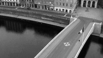 Mezzo Bridge dan Garibaldi Square di Kota Pisa, Italia. Foto: Milan Radisics via behance