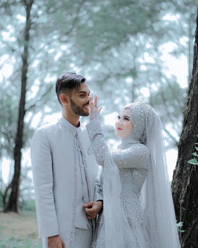 Sri Wahyuni dan Martunis akhirnya bertukar nomor Whatsapp. Dari pacaran, hubungan mereka lanjut ke jenjang yang lebih serius, yakni pertunangan. (Foto: Instagram)