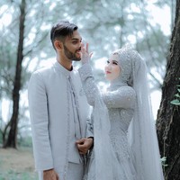 Sri Wahyuni dan Martunis akhirnya bertukar nomor Whatsapp. Dari pacaran, hubungan mereka lanjut ke jenjang yang lebih serius, yakni pertunangan. (Foto: Instagram)