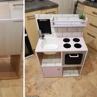 Tadinya orangtua yang satu ini berniat untuk membelikan sang anak mainan masak-masakan, namun karena toko yang menjual mainan tersebut tutup, akhirnya dirinya memutuskan untuk membuatnya sendiri. Sang ibu menghabiskan uang sekitar Rp 547 ribu untuk membuat mainan ini. Bagaimana menurutmu hasilnya? Foto: Loren Armstrong