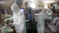 Pada Selasa (31/3/2020), otoritas Spanyol kembali memperbarui data mereka untuk jumlah total kasus dan jumlah korban meninggal akibat virus Corona di wilayahnya. Diumumkan waktu setempat bahwa sedikitnya 849 orang meninggal dalam sehari akibat virus Corona. Jumlah ini mencetak rekor terbaru untuk kematian tertinggi dalam sehari di Spanyol. AP Photo/Anna Surinyach.