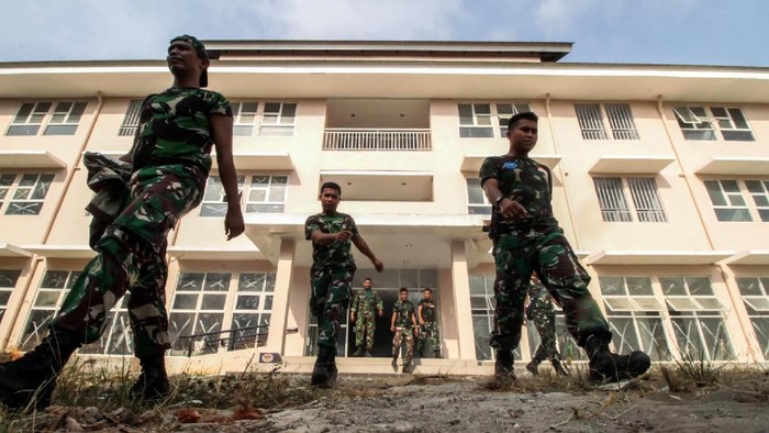 Seorang anak melintas   di depan rumah susun warga (Rusunawa) yang baru selesai dibangun di Desa Ule Jalan, Banda Sakti, Selasa (31/3/2020). Forum Komunikasi Pimpinan Daerah (Forkomfimda) kota Lhokseumawe akan menjadikan Rusunawa menjadi tempat isolasi/karantina seratusan warga ODP yang baru kembali dari dalam dan luar negeri guna menekan penyebaran virus Corona (COVID-19) lebih luas di kota itu. ANTARA FOTO/Rahmad/nz.