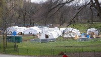 Rumah sakit darurat terus disiapkan untuk menjalani pasien berlokasi di Central Park, New York.