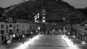 Seorang penduduk setempat membawa kedua anjingnya untuk berjalan-jalan malam di Scacchi Square, yang dikenal karena set catur besarnya, dengan Kastil Marostica di latar belakang. Provinsi Vicenza, Foto: Milan Radisics via behance
