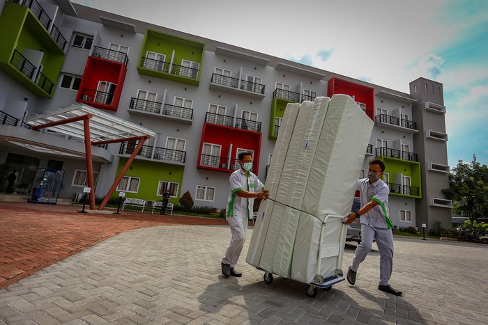 Petugas membawa kasur di halaman Griya Anabatic di Kelapa Dua, Kabupaten Tangerang, Banten, Rabu (1/4/2020). Pemerintah Kabupaten Tangerang akan menjadikan Griya Anabatic menjadi tempat isolasi bagi pasien COVID-19 guna menekan angka penyebaran virus COVID-19. ANTARA FOTO/Fauzan/hp.