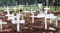 Petugas memakamkan jenazah COVID-19, di TPU Pondok Rangon, Jakarta, Selasa (8/9/2020). Petugas administrasi TPU Pondok Ranggon mengatakan saat ini jumlah makam yang tersedia untuk jenazah dengan protokol COVID-19 tersisa 1.069 lubang makam, dan diperkirakan akan habis pada bulan Oktober apabila kasus kematian akibat COVID-19 terus meningkat. ANTARA FOTO/Muhammad Adimaja
