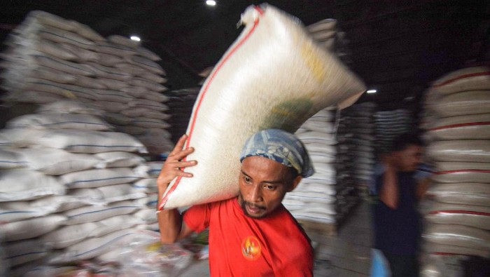 Pekerja mengangkut beras di Pasar Induk Beras Cipinang, Jakarta, Selasa (31/3/2020). Perum Bulog pastikan stok beras mencukupi untuk mengatasi kebutuhan lonjakan pangan dalam kondisi tidak terduga, sekaligus dalam menyambut Ramadan dan Idul Fitri. ANTARA FOTO/Indrianto Eko Suwarso/nz