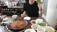 Pandai memasak itu merupakan bukti kecintaan Kim Jae Joong dengan kuliner. Banyak sekali momen dirinya saat menikmati makanan yang diunggah di akun instagram pribadinya. Seperti pada momen ini. Foto: Instagram @jj_1986_jj